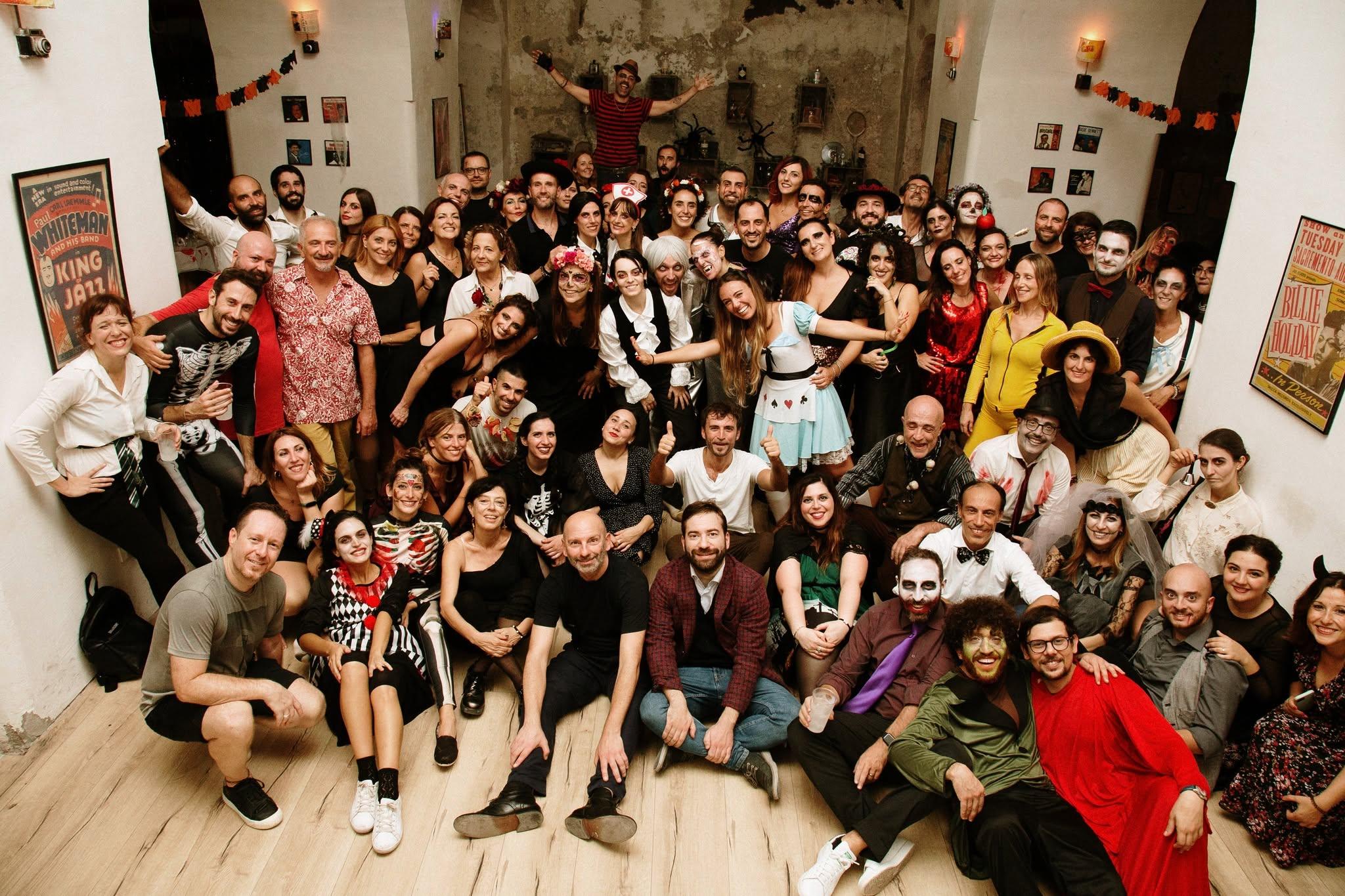 La community di Swing Tonic in posa dopo una festa in maschera