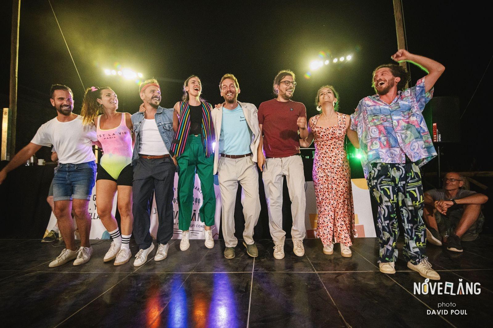 Gli insegnanti di Swing Tonic sul palco, abbracciati e sorridenti a fine serata