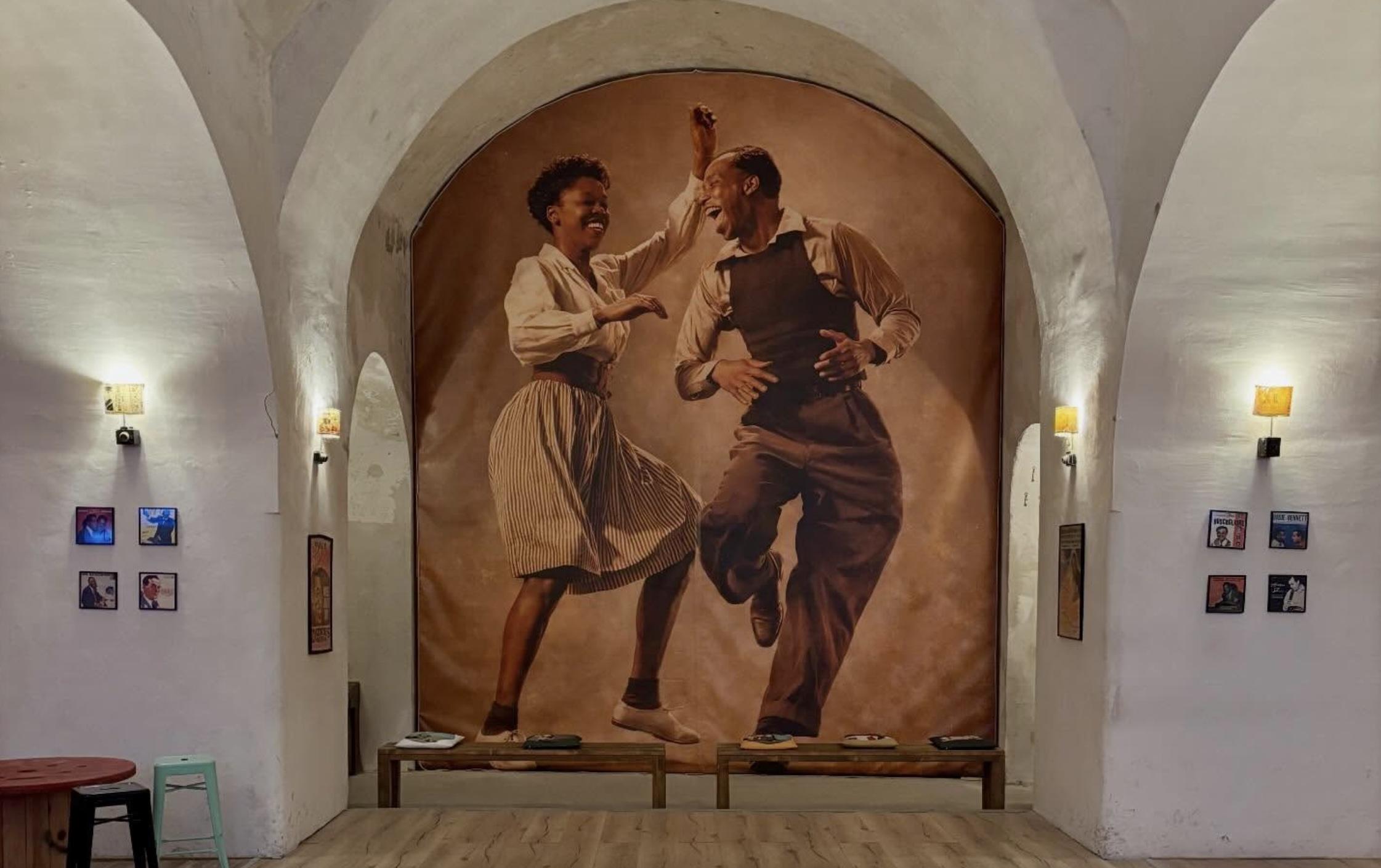 La sala dello Swingout, con il grande dipinto di due ballerini di Lindy Hop sulla parete di fondo