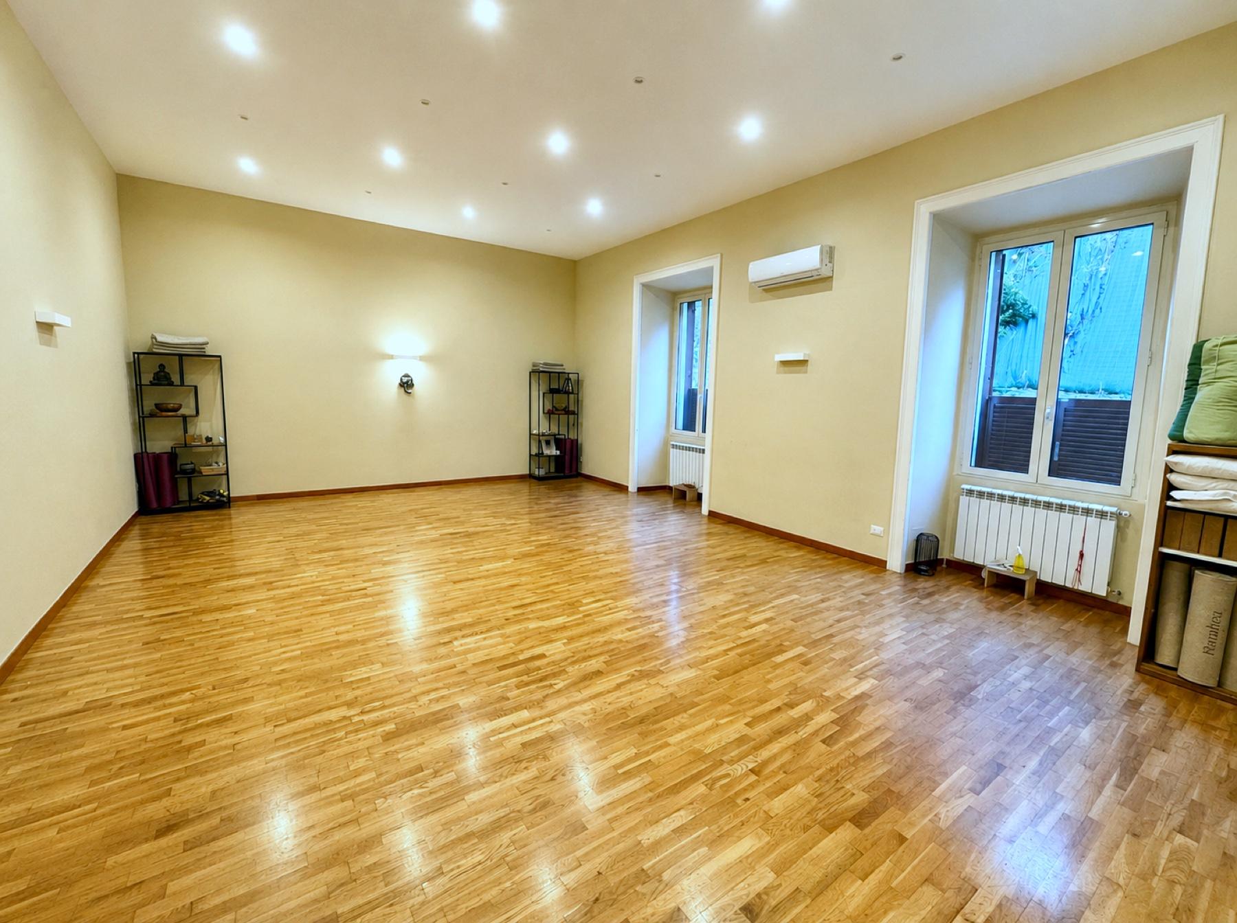 La sala di Urban Sanctuary: ampio parquet, pareti chiare e grandi finestre